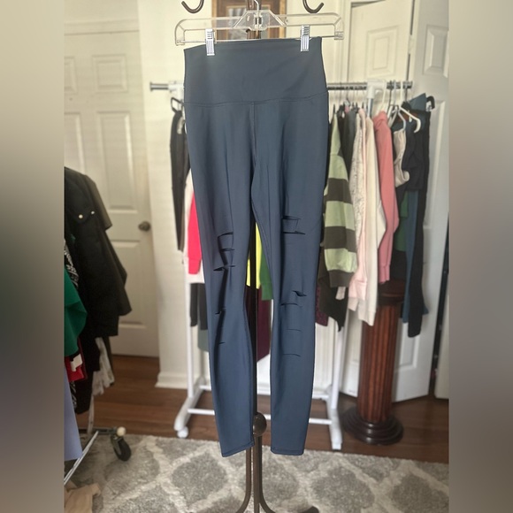 ALO YOGA RIPPED WARRIOR LEGGINGS WOMEN’S SIZE SMALL BLUE - Picture 4 of 10